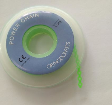 Korte orthodontische elastische krachtketen voor snelle en handige aanpassing van beugels